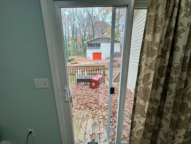 Building Photo - Beautifully Updated Townhome in the Heart of Clemson