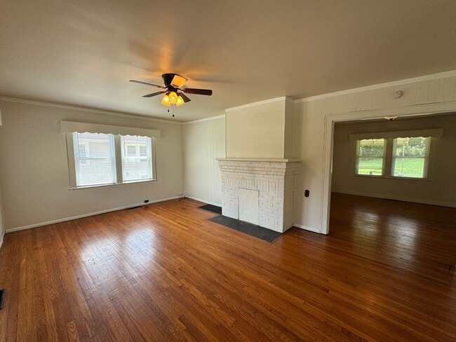 Building Photo - West AVL - Two Bedroom Bungalow Just off H...