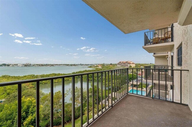 Building Photo - 7050 Sunset Dr S