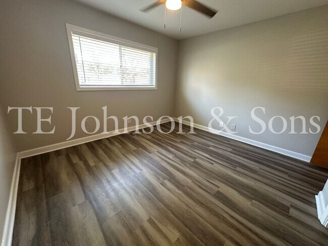 Building Photo - 1 Bedroom Minutes from The School of the Arts!