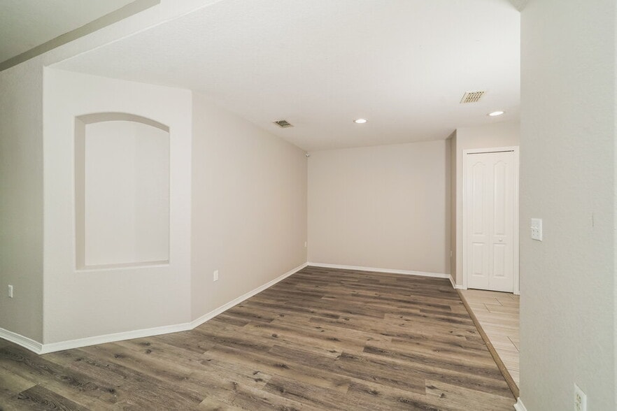 Building Photo - 8179 Woodvine Cir