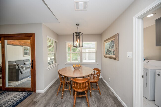 Building Photo - 926 Chantilly Ln