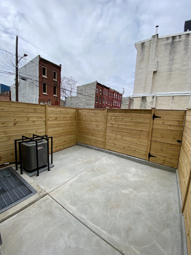 Building Photo - 821 Diamond St