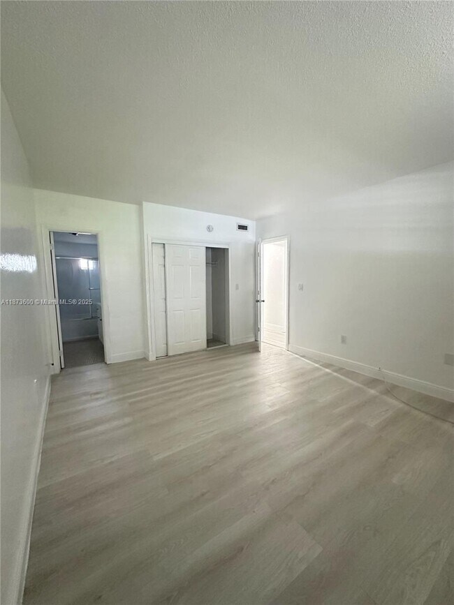 Building Photo - 20200 NE 29th Ct