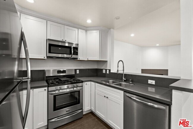 Building Photo - 6212 Fulton Ave