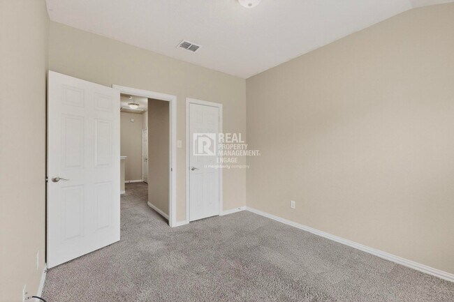 Building Photo - Modern Plano Townhome in Frisco ISD Available for Rent