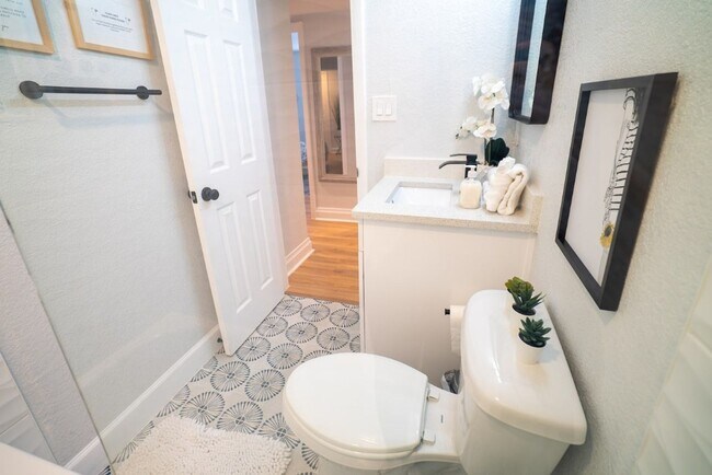 Building Photo - Chic & Stylish  Central location