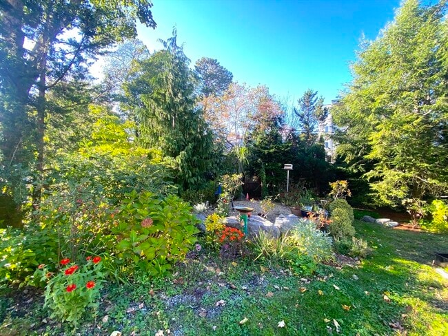 Building Photo - 126 Sycamore St