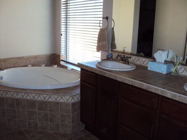 Building Photo - Beautiful Family home in Estrella