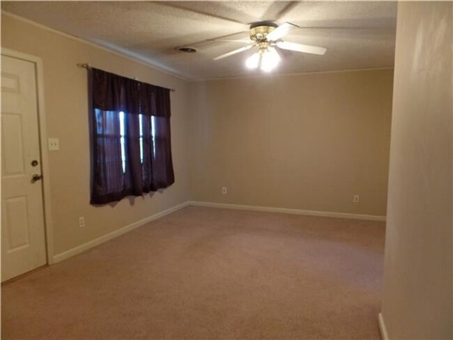 Building Photo - 3 Bedroom 1 Bathroom Home!