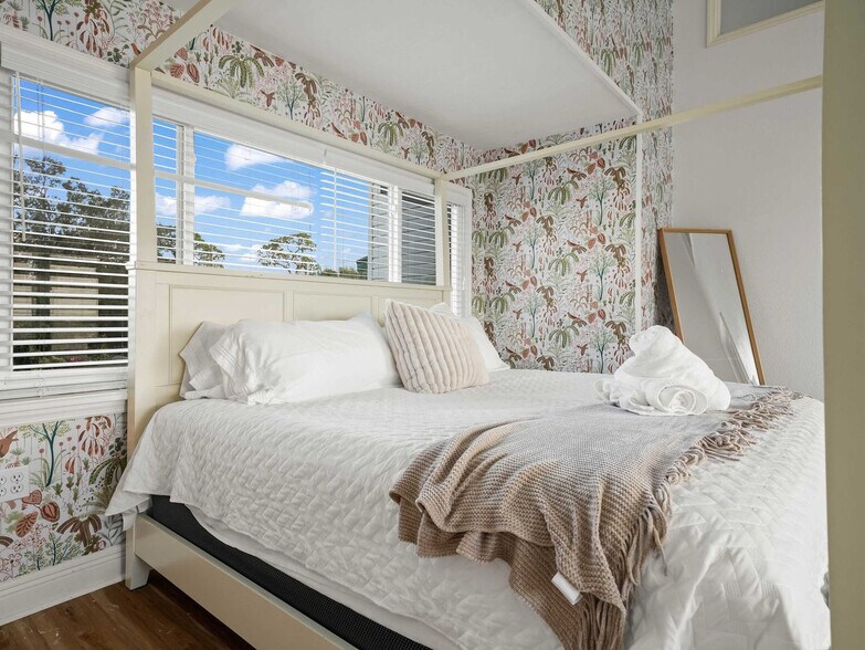 Building Photo - 4211 Lakeview Dr