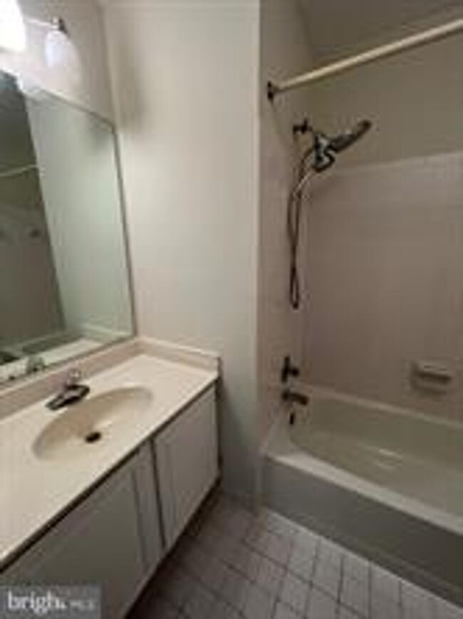 Building Photo - BEAUTIFUL END UNIT TH NEAR DOWNTOWN ROCKVILLE