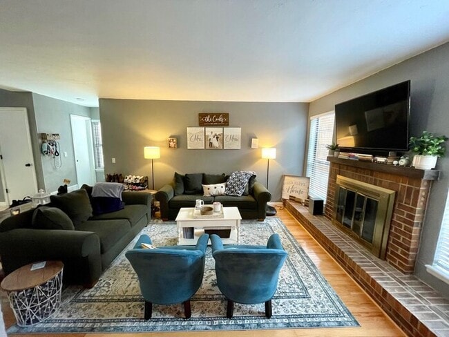 Building Photo - AVAILABLE TODAY - Beautiful 4BD/4BA Low-Ma...