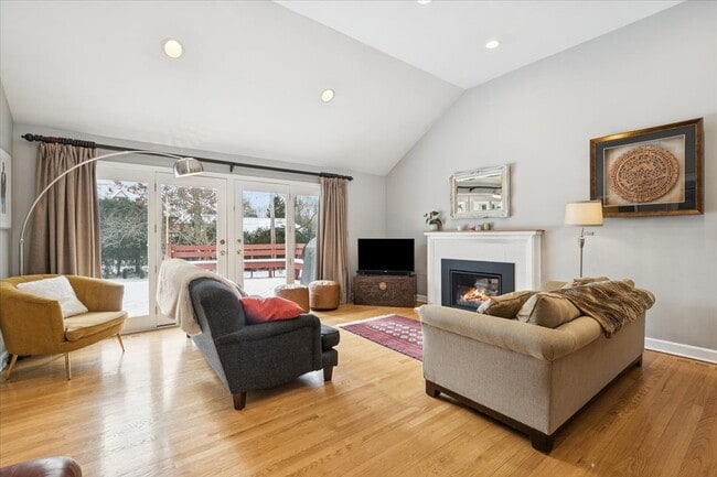 Building Photo - 825 Highview Terrace