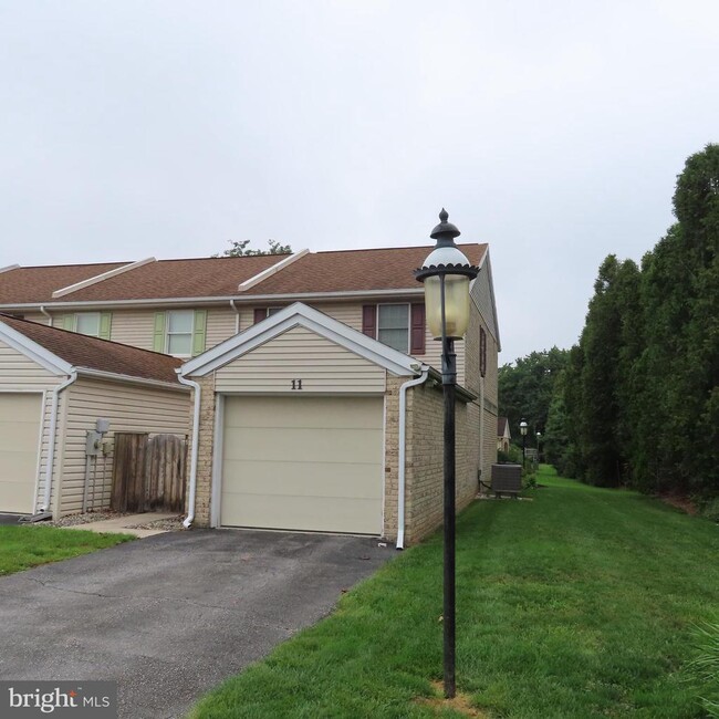 Building Photo - 11 Beacon Ct