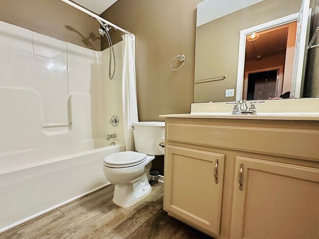 Building Photo - Spacious 3BD/2BA Home in Oak Park | Screened Porch | Large Backyard | 2-Car Garage