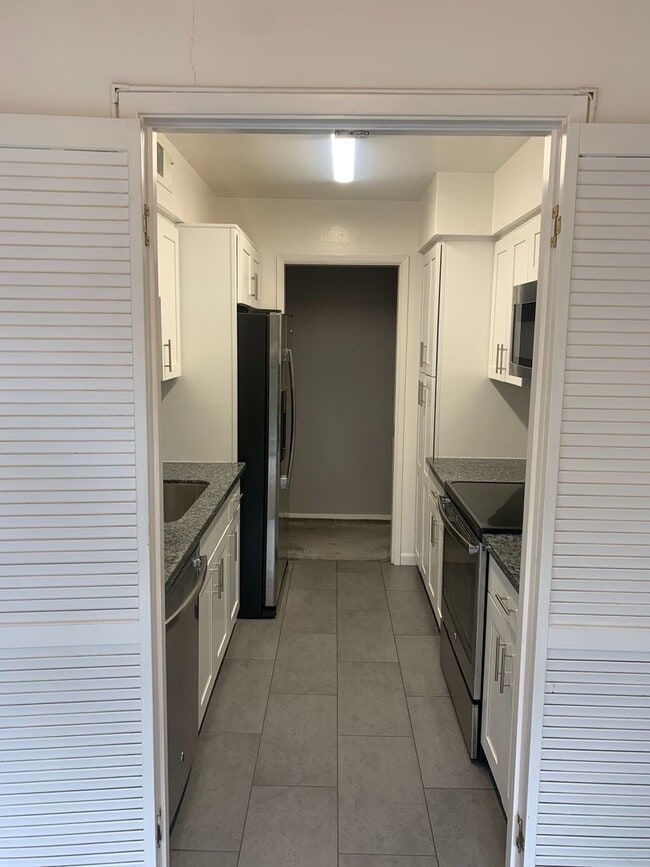 Building Photo - Lovely 2-Bedroom Apartment in Sharon Heights