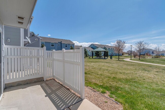 Building Photo - Charming 3 Bedroom 3 Bath Townhouse in Green Valley Ranch!