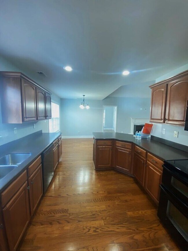 Building Photo - 4 Bedroom! Private Pool!