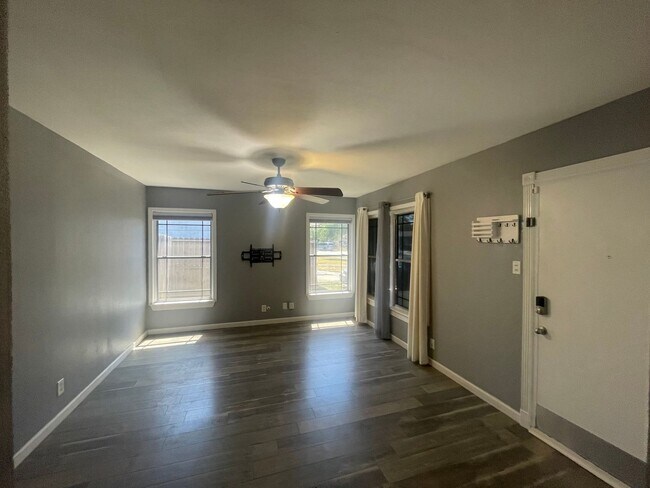 Building Photo - Woodlawn Estate – Updated 3 Bedroom Home f...