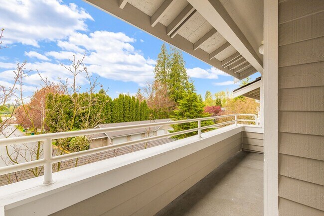 Building Photo - Woodinville 3 Bedroom 2 Bath with Detached Garage - Top Floor