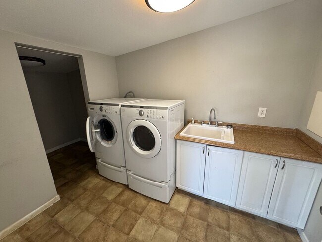 Building Photo - 2 Bedroom - 2 Bath - 1400 Sq. Ft. Home - 55+ Community in Sun City