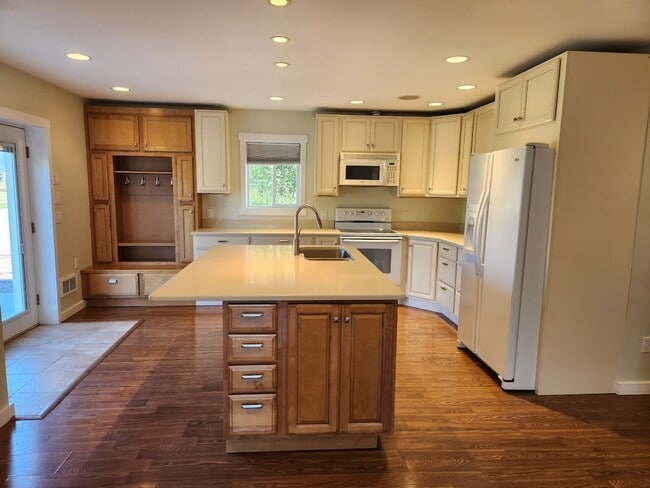 Building Photo - Beautiful Country Townhome!