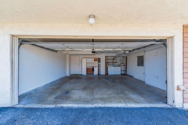Building Photo - Beautiful remodeled 2 bed 2 bath townhome ...
