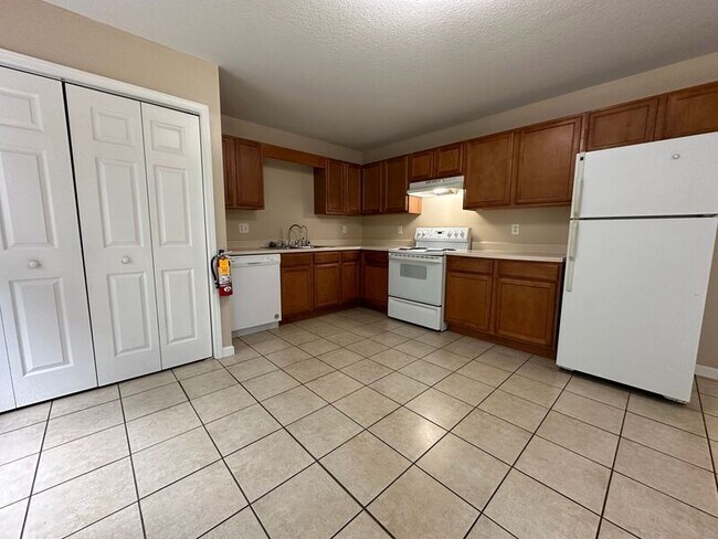 Building Photo - 10 Zell Ln