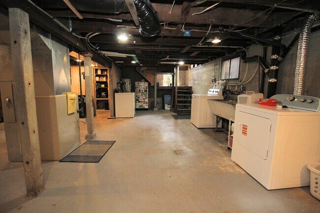 Building Photo - Delightful Remodeled Alberta Arts 3 Bed/2 ...