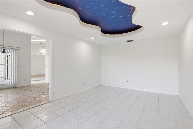 Building Photo - 1902 SE Gaskins Cir