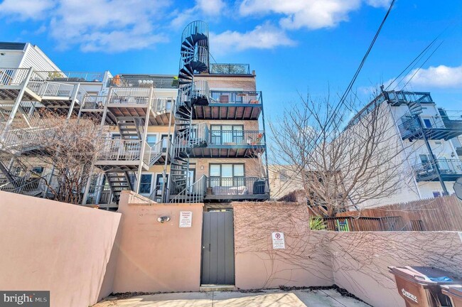 Building Photo - 2444 Ontario Rd NW