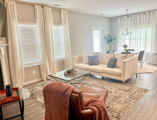 Building Photo - Lke New Close-in Canton Townhome