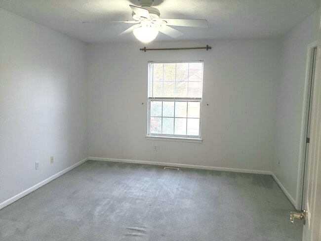 Building Photo - 3910 Old Elm Dr SE