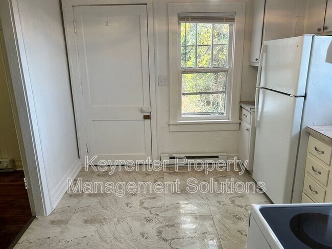 Building Photo - 1014 Hall St