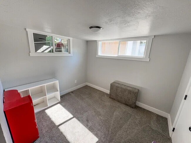 Building Photo - Beautifully updated 5 Bed / 2 Bath Home wi...