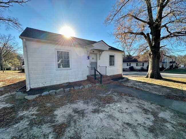 Building Photo - 2 Bedroom 1 Bathroom Home Located in South...