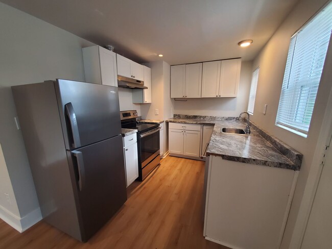 Building Photo - Now Available – Spacious 2 Bed / 1 Bath Ap...