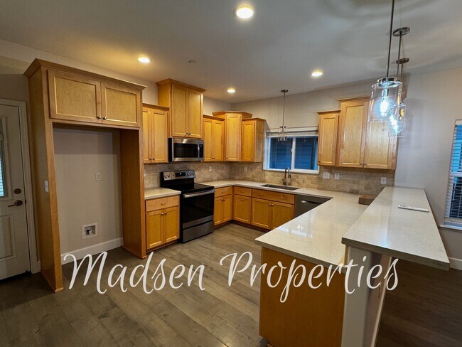 Building Photo - 2127 Hewitt Ave