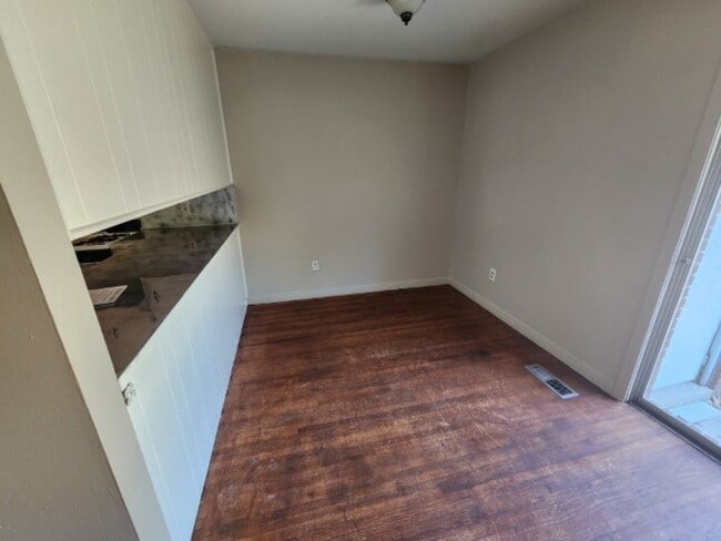 Building Photo - 104 Valley View Dr