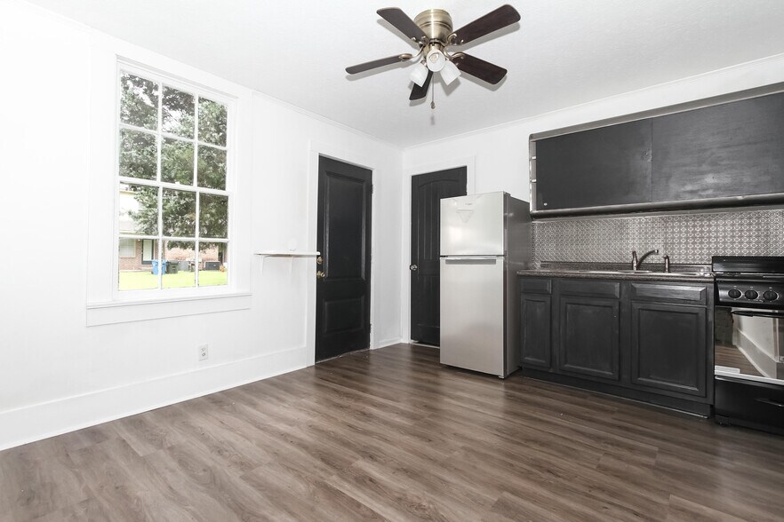 Eat-In-Kitchen - 810 Shull St