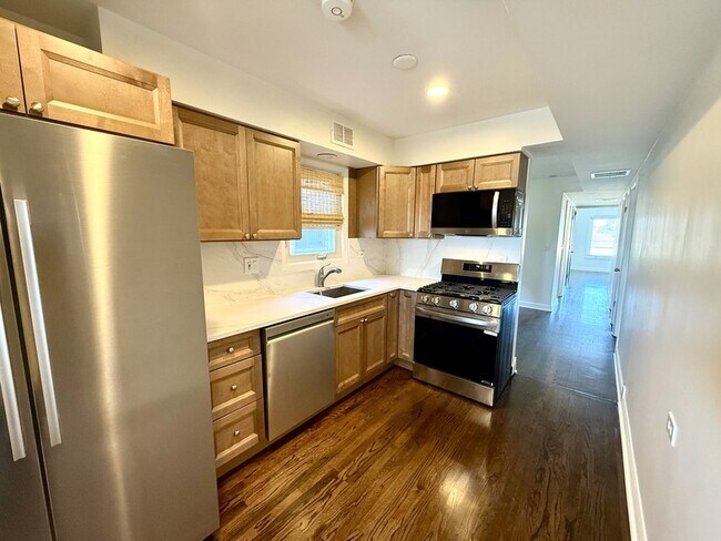 Building Photo - 6017 W Montrose Ave