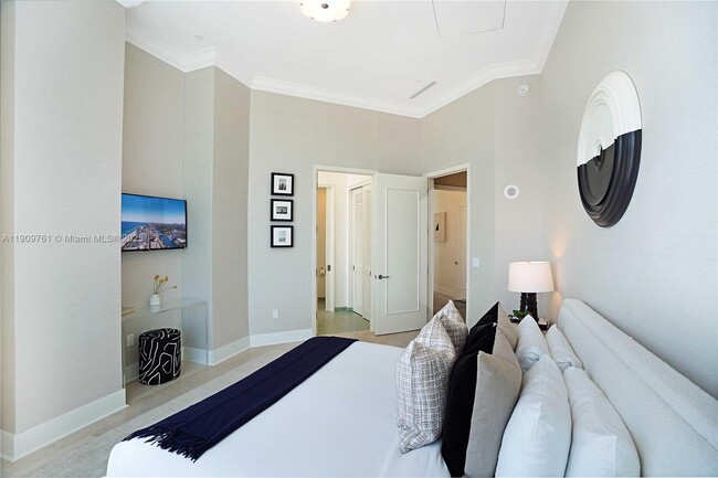 Building Photo - 4401 Collins Ave