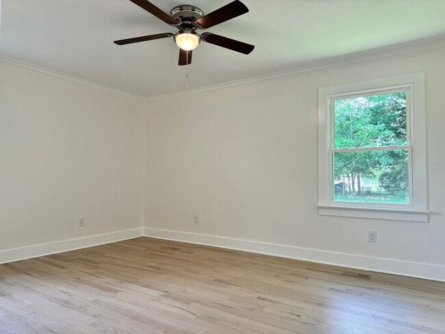 Building Photo - Renovated 3 BR Home in the Heart of Murfreesboro