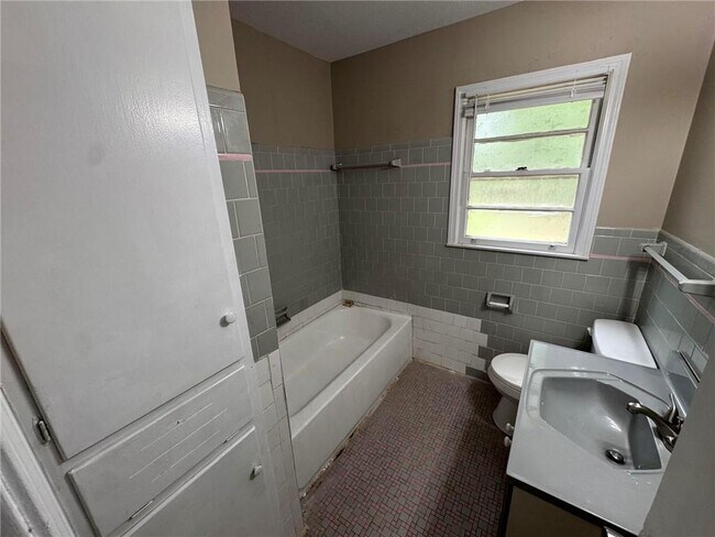 Building Photo - 5855 Woodvale Dr