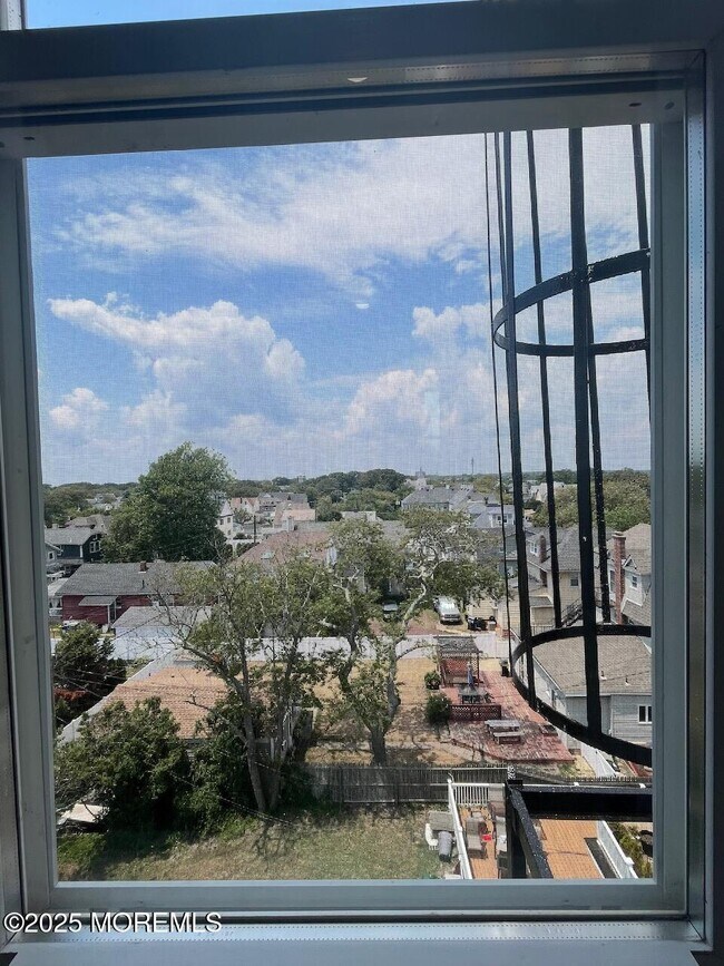 Building Photo - 201 Lareine Ave