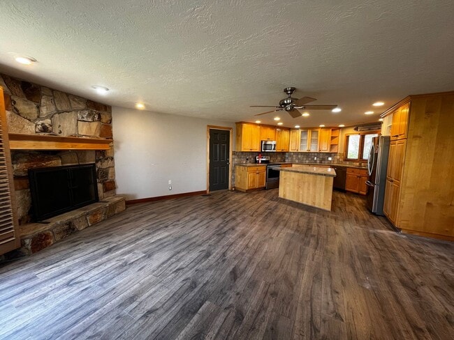 Building Photo - Beautiful 5 Bedroom/4 Bathroom in Bountiful