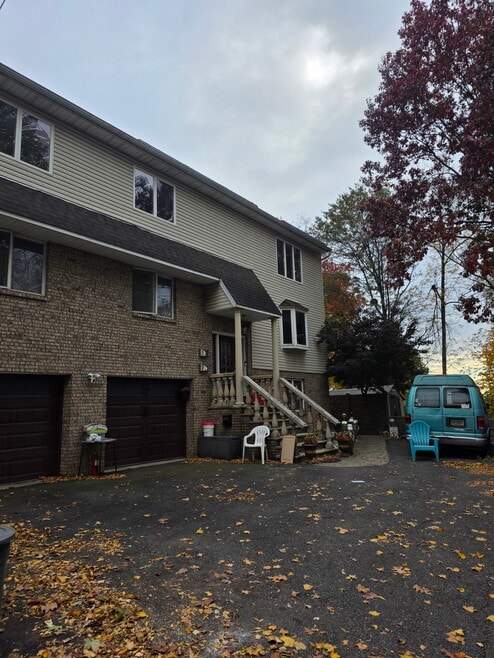 Building Photo - 25 Elm Ave