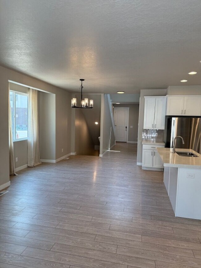 Building Photo - STUNNING Bountiful Home!!