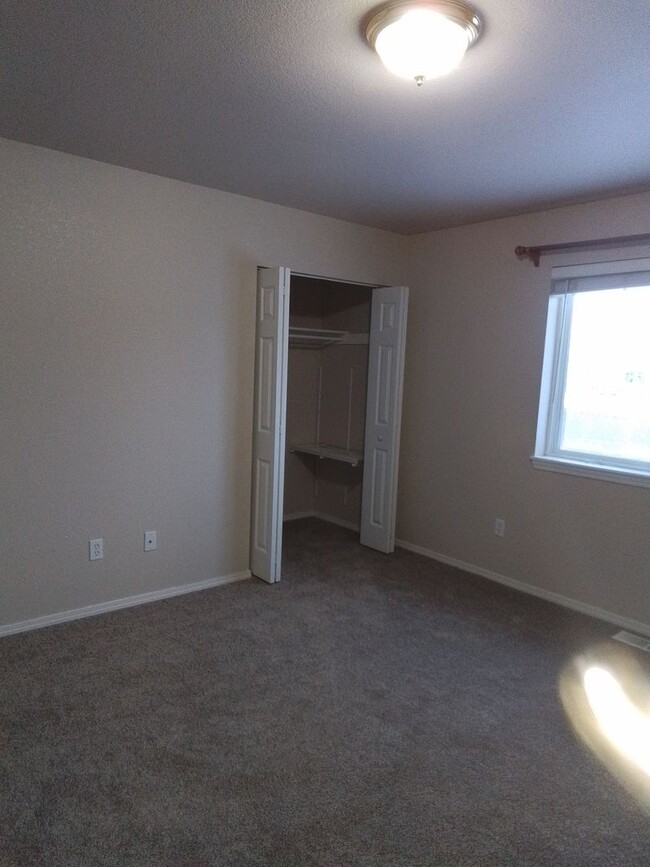 Building Photo - 4 bedroom: Super Clean with new carpet and...